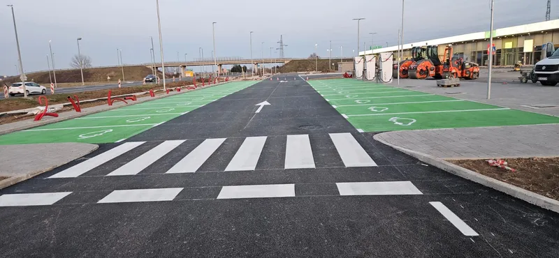Zelena parkirna mjesta s punionicama za električna vozila uz pješački prijelaz