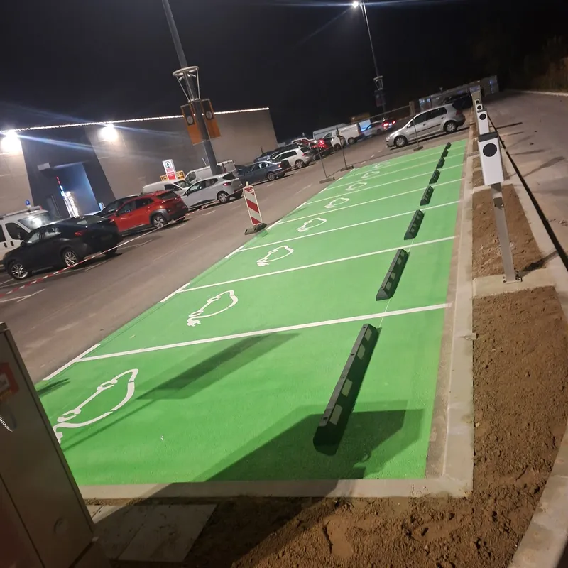 Zelena parkirna mjesta s punionicama za električna vozila, noćna izvedba