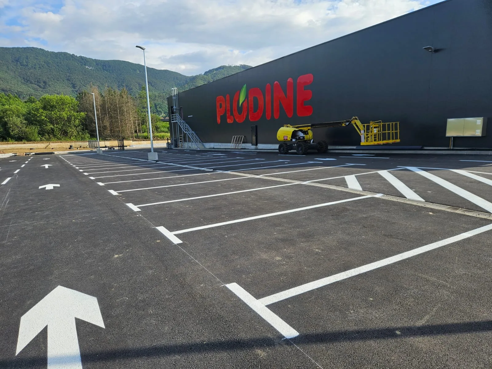 Tim Signalizacija Magovnik iscrtava parkiralište trgovačkog centra