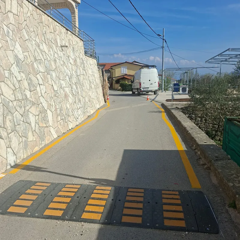 Ugrađeni ležeći policajci s crno-žutim oznakama na gradskoj ulici