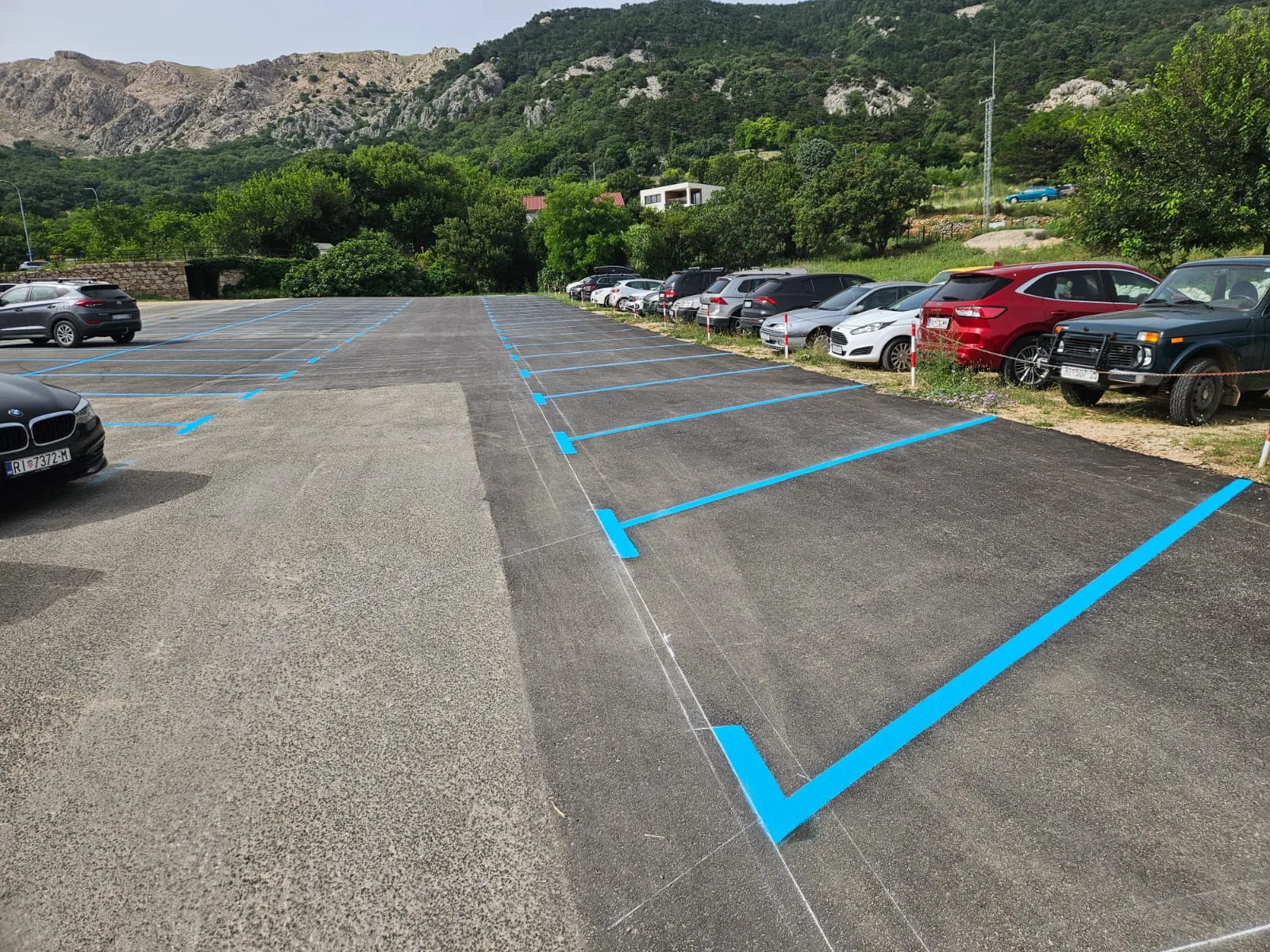 Iscrtana parkirna mjesta s oznakama smjera — izvedba Signalizacija Magovnik