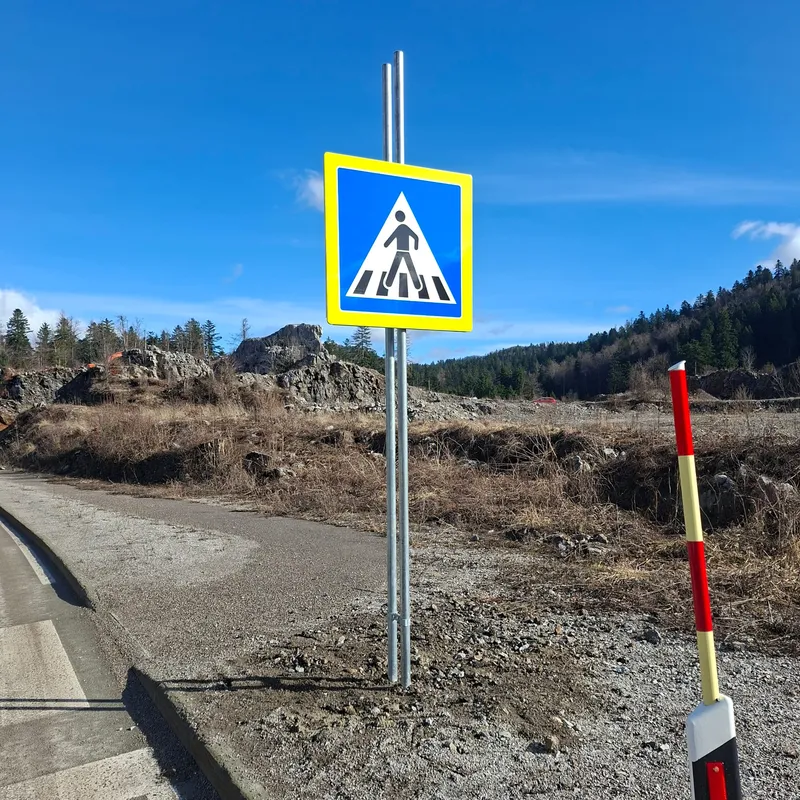 Postavljen vertikalni prometni znak za pješački prijelaz