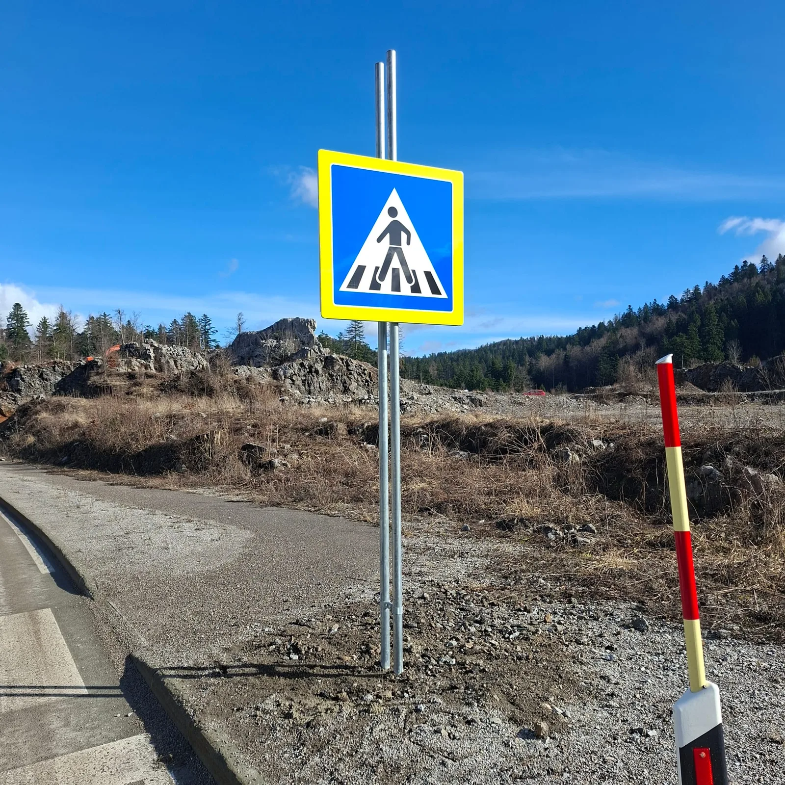 Postavljen vertikalni prometni znak i zaštitni stupići