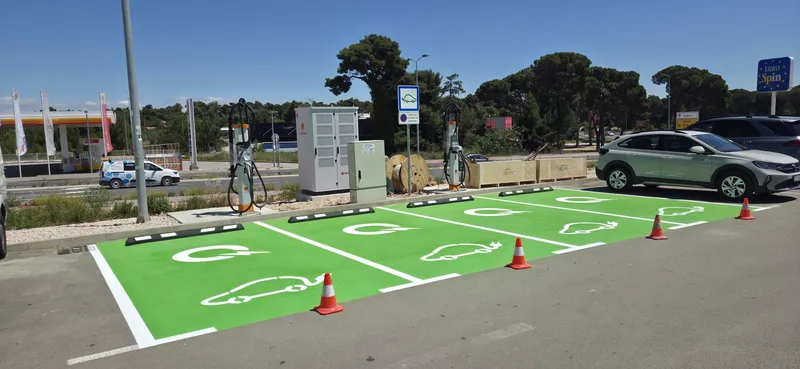Zelena parkirna mjesta s punionicama za električna vozila