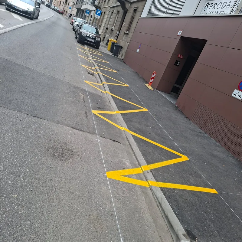 Žute cik-cak oznake zabrane zaustavljanja uz nogostup